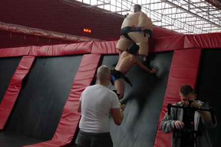 ekipa techniczna przygotowuje się do ujęcia- Hangar 646