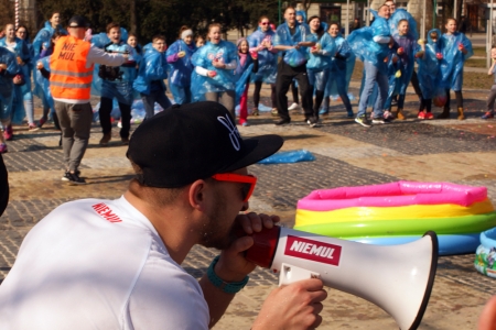 Nasza gwiazda odlicza przez megafon- 3, 2, 1, start!!!!!!!!!!!!!!!!