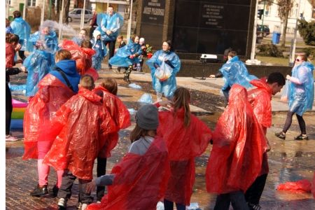 druzyny zaopatrują się w kolejne balony z wodą