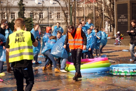 Pierwszy z ekipy Niemula wylądował w lodowatej wodzie.