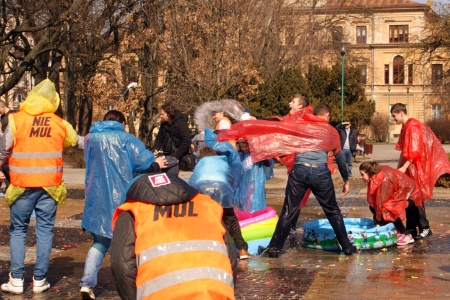 Kolejni śmiałkowie w basenie