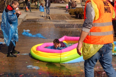 koniec balonów, wiec wszyscy do basenu