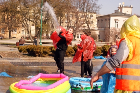 Już woda z wiadra poszła w ruch