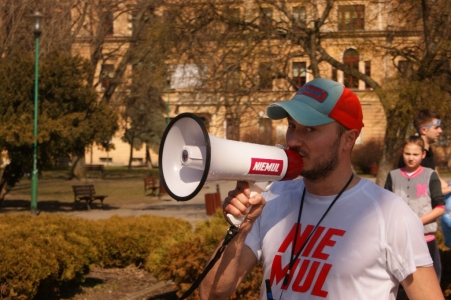 Ogłoszenie przez megafon Niemula końca wodnej bitwy.