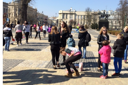 Rozdawanie balonów z wodą i płaszczy ochronnych.