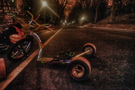 Oświetlony trike na ul. Agrykola