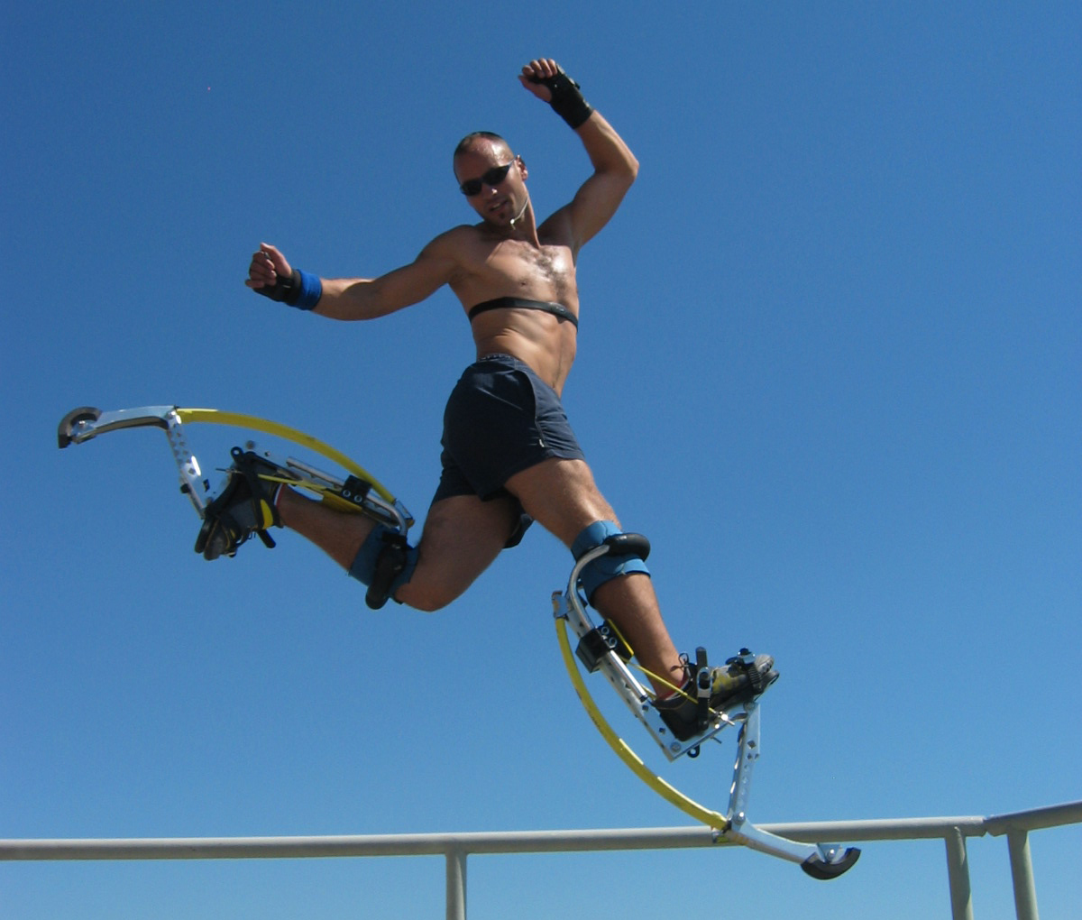 facet skaczący na szczudłach