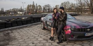 Karolina Pilarczyk przy swoim aucie rozmawia z Susłem